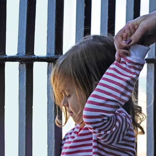 Naslovnica priručnika Važnost očuvanja obiteljskih odnosa zatvorenika - kao primjer rada PsihoKreacije u području mentalnog zdravlja.